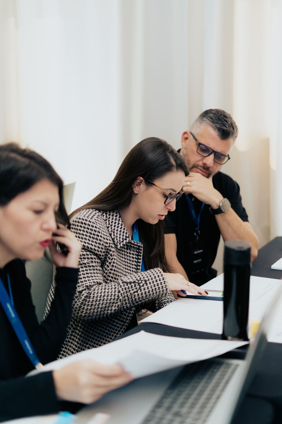 Equipe analisando materiais durante a Imersão GDR